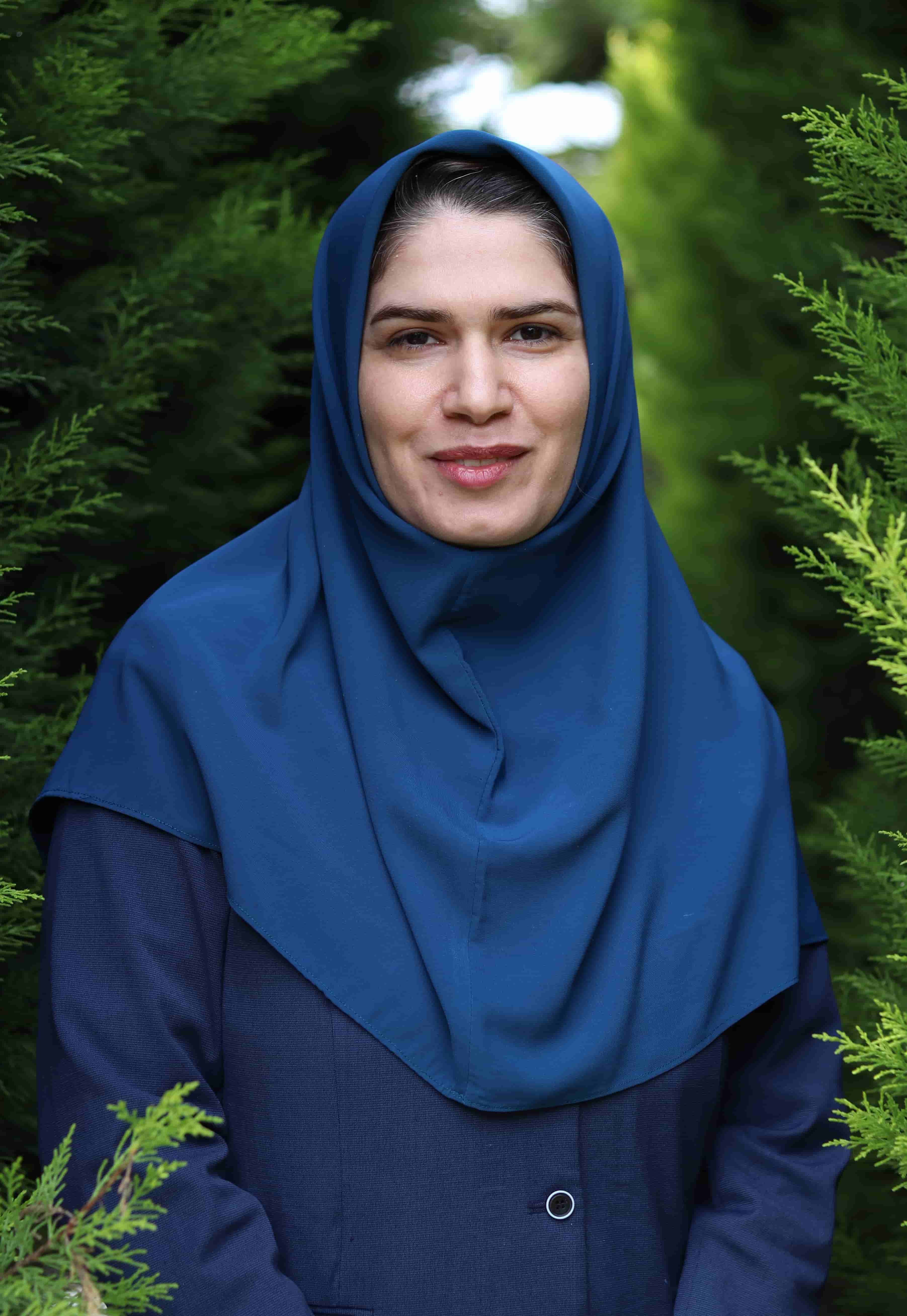  زهرا اکبرپور مادخترای کلاس اول گل نرگس روزمون رو بانام خدا و ورزش و شادی و نشاط شروع می کنیم و به هم قول دادیم که باهم مهربون باشیم ودر همه ی کارها به هم کمک کنیم .وشاید باورتون نشه زنگ آخر که میشه بچه ها می گویند کاش یه زنگ دیگه هم داشتیم و بیشتر باشیم مدرسه چون این جا حسابی بهشون خوش می گذره 😊